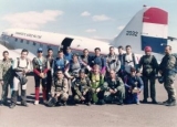 Paracaidistas con un avión Douglas DC-3/C47 del entonces Transporte Aéreo Militar (TAM).