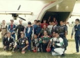 Instantánea de paracaidistas a punto de abordar un avión CASA-212-200 Aviocar de la Fuerza Aérea Paraguaya.