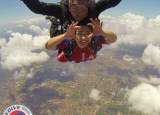 Instructor tándem y pasajero durante la caída libre.