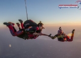 Instructor tándem, pasajero y cámara durante la caída libre.