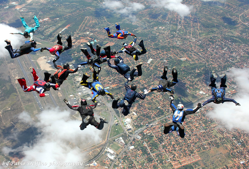 Trabajo Relativo es una disciplina del paracaidismo donde varios paracaidistas se sujetan unos a los otros formando figuras en caída libre.
